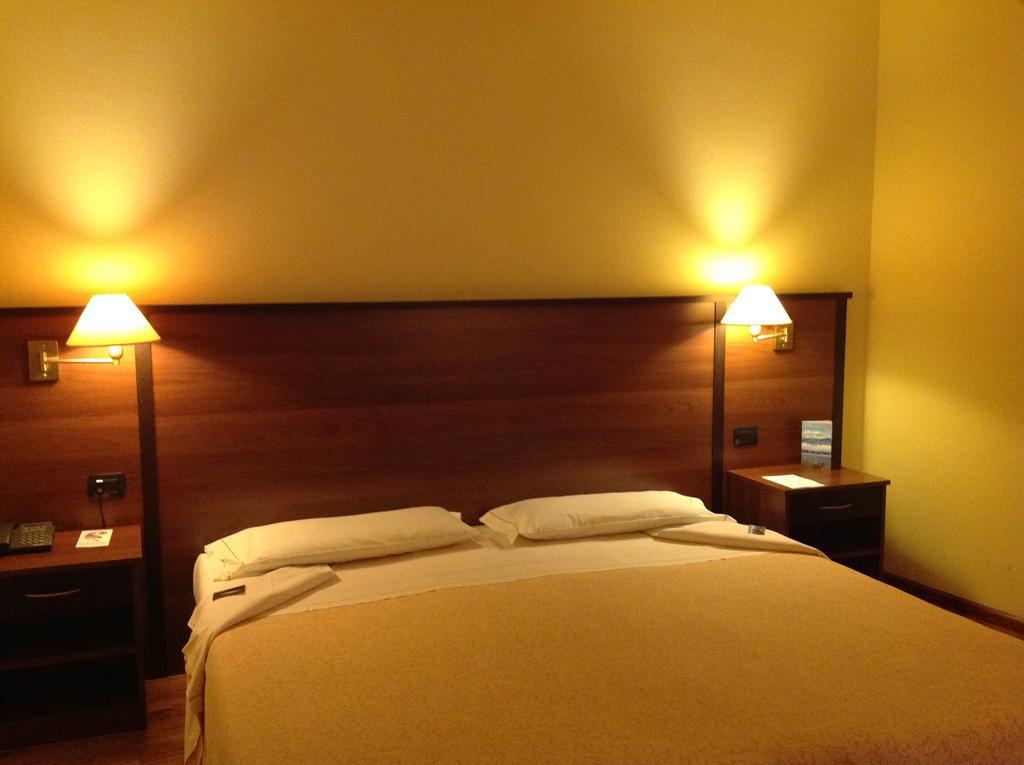 Hotel Bel Sit Comerio Екстериор снимка